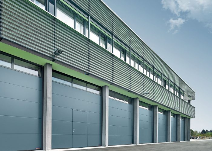 Porte-sectionnelle-industrielle-panneau-plein-hormann