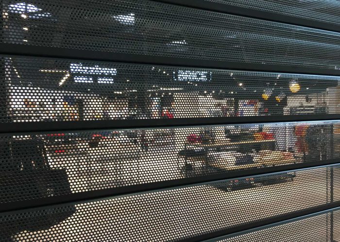 Rideau métallique microperforé