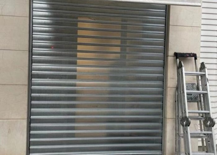 Rideau métallique microperforé