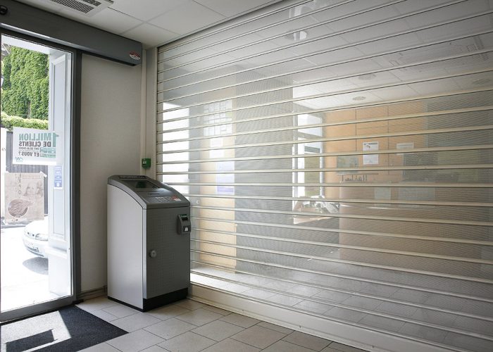 Rideau métallique microperforé