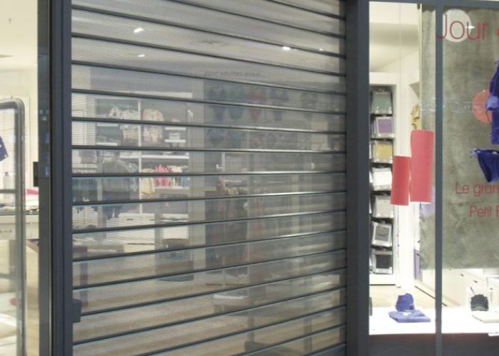 Rideau métallique microperforé