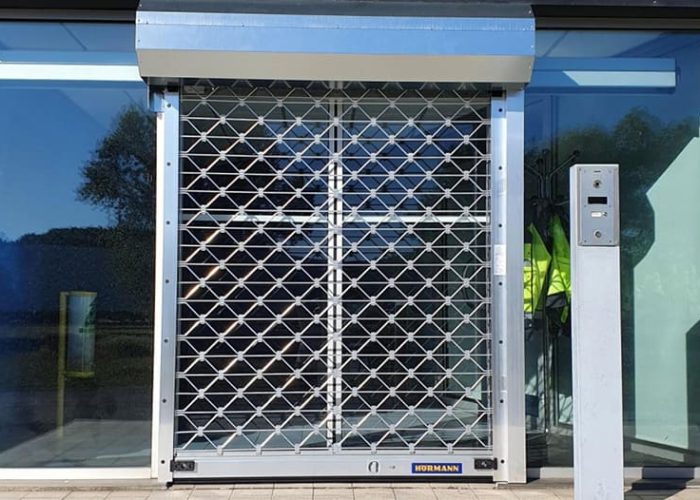 Rideau-grille-métallique-cobra-ondulé-paris-orléans